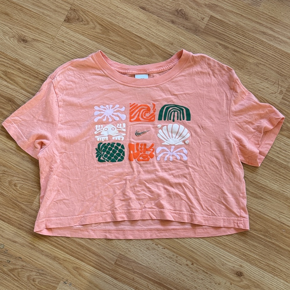 Nike Loose Fit Graphic Tee - size M
